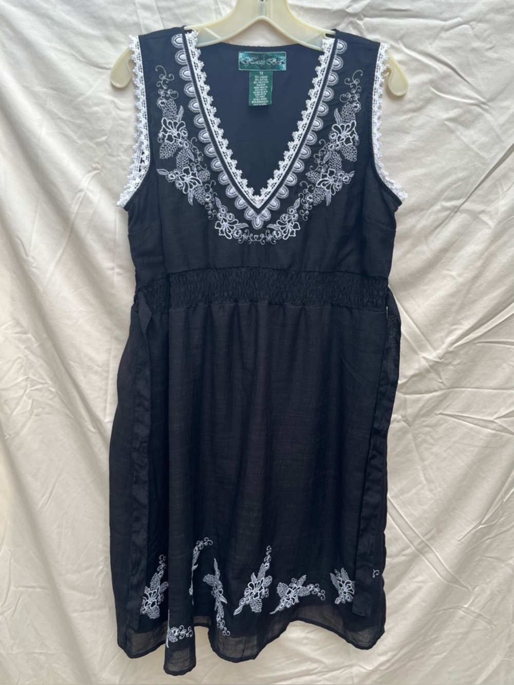 Haute Blu 1x Black V-neck Sleeveless Lined Dress with Embroidered White Trim